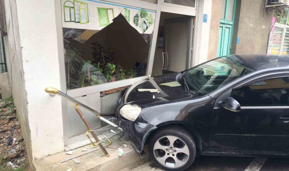 Tekirdağ’da otomobil dükkâna girdi Tekirdağ’ın Muratlı ilçesinde meydana gelen trafik kazasında bir otomobil, sürücüsünün