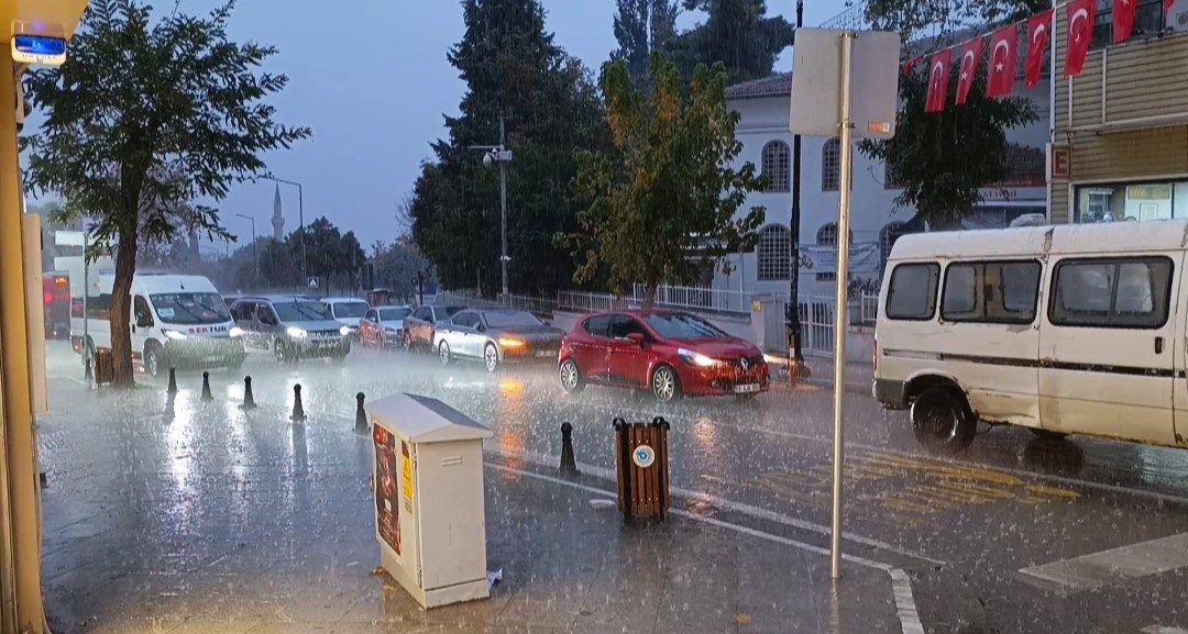 Meteoroloji Genel Müdürlüğü’nün uyarılarının ardından Tekirdağ’da etkili olan sağanak hayatı