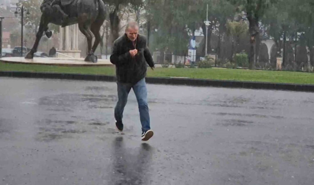 Tekirdağ’ın Süleymanpaşa ilçesinde öğle saatlerinde başlayan sağanak yağış, kısa sürede