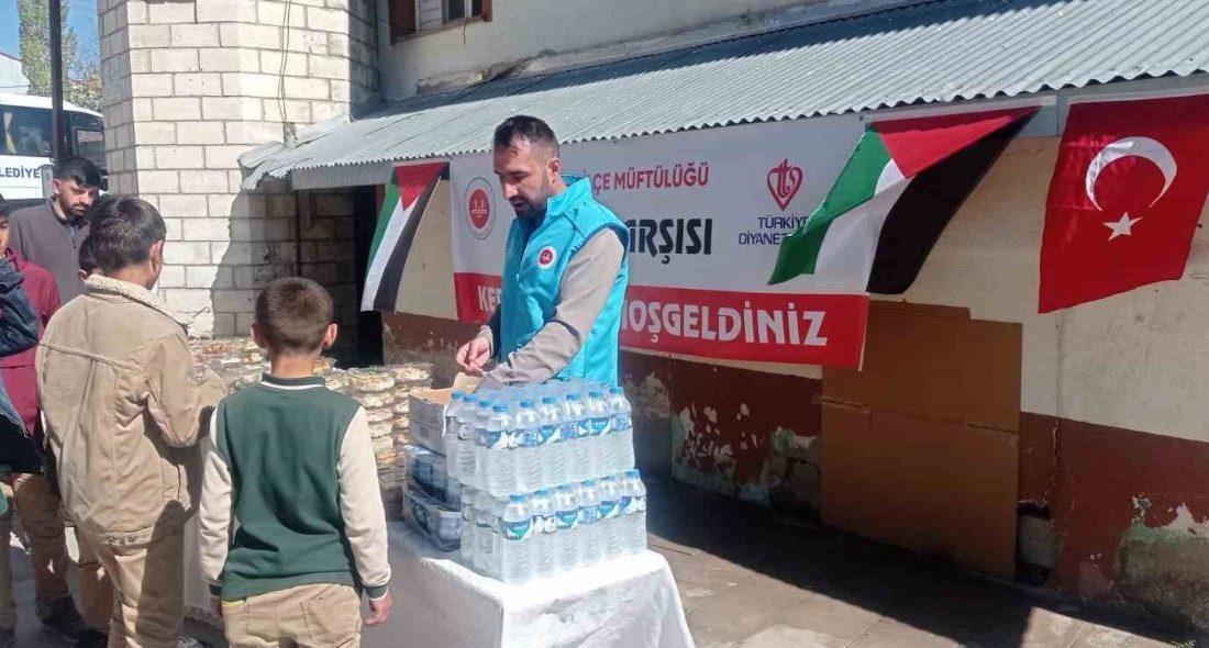 Tekman’da Gazze için hayır çarşısı düzenlendi Erzurum’un Tekman ilçesinde Gazze’ye ulaştırılmak üzere hayır çarşısı düzenlendi. Tekman