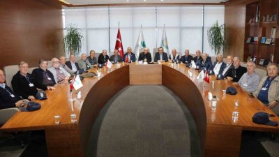 Bursa’da bir araya gelen çoğu emekli teknik öğretmenden oluşan grup,