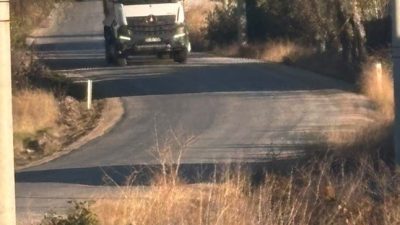 Eskişehir’de Tekören Mahallesi yolunda uzayan ağaç dalları sebebiyle araçlarıyla geçmekte