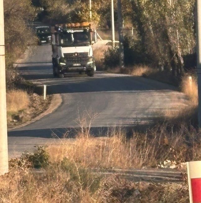 Eskişehir’de Tekören Mahallesi yolunda uzayan ağaç dalları sebebiyle araçlarıyla geçmekte