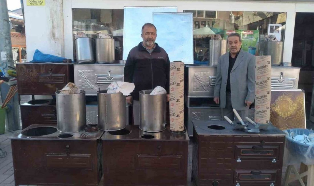 Tercan’da havalar soğudu sobalar satışa çıkarıldı Erzincan’ın Tercan ilçesinde havaların soğumasının ardından sobalar satışa çıkarıldı. Tercan