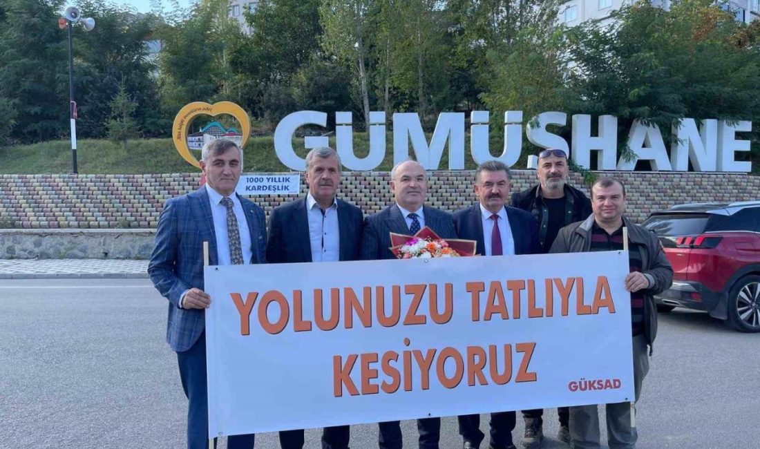 “Terörsüz Türkiye” için Mardin otobüsünü durdurup, yolculara tatlı ikram ettiler Gümüşhane Kültür ve Sanat Derneği (GÜKSAD) üyeleri, “Terörsüz Türkiye” sürecine