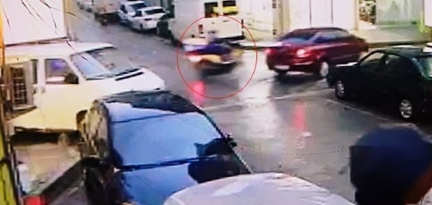 Tekirdağ Çorlu’da ters yönden sokağa dönüş alan otomobile çarpmamak için