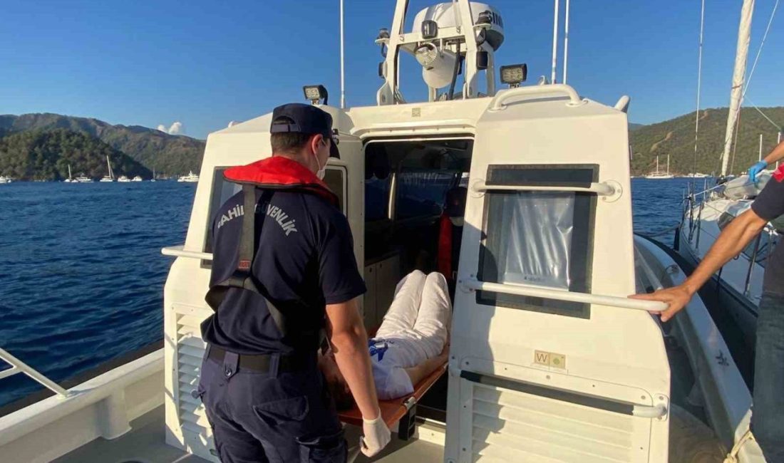 Muğla’nın Fethiye ilçesi açıklarında seyreden ticari yaralanan vatandaşa tıbbi tahliye