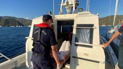 Muğla’nın Fethiye ilçesi açıklarında seyreden ticari yaralanan vatandaşa tıbbi tahliye