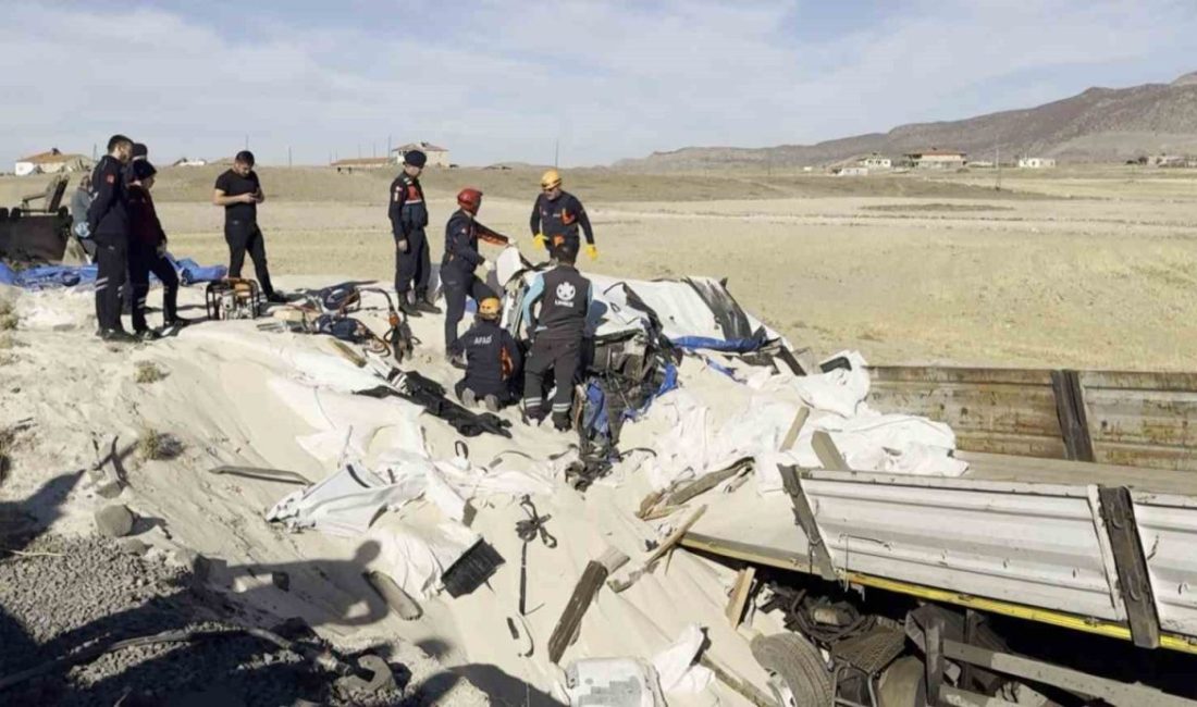 Aksaray’da sürücüsünün direksiyon hakimiyetini kaybettiği tır şarampole düşerken, düşmenin etkisiyle