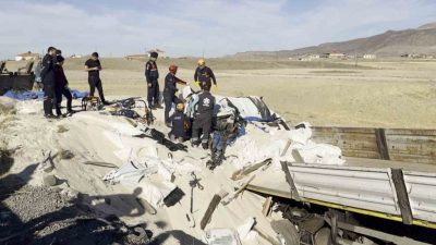 Aksaray’da sürücüsünün direksiyon hakimiyetini kaybettiği tır şarampole düşerken, düşmenin etkisiyle