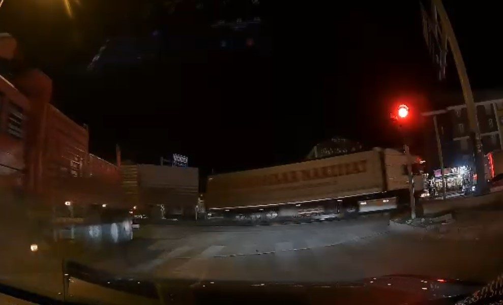 Tırın dorse kapağı açıldı, kırmızı ışıkta bekleyen otomobil kıl payı kurtuldu Konya’nın Kulu ilçesinde trafik ışıklarında bekleyen otomobil, karşı yönden gelen