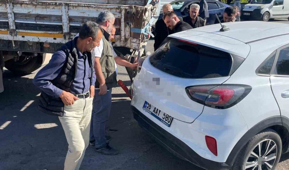 Siirt’in Kurtalan ilçesinde dönüş alan tırın dorse kısmı park halindeki