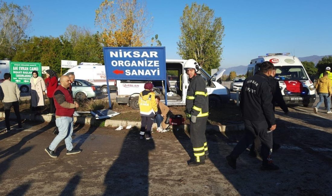 Tokat’ın Niksar ilçesinde meydana gelen trafik kazasında iki işçi servisinin