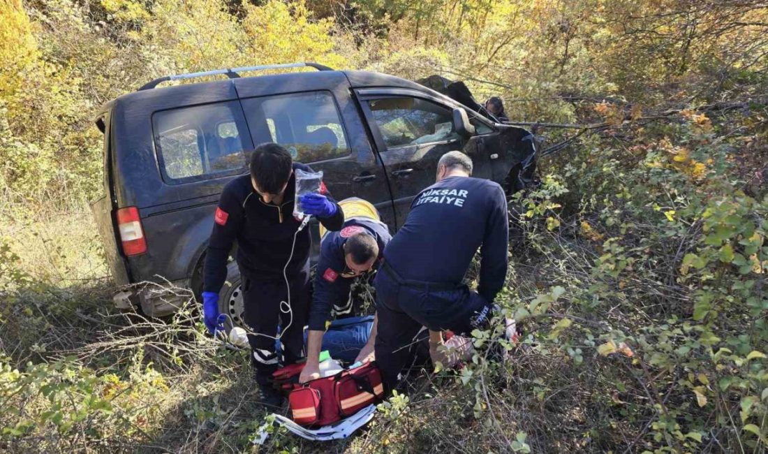 Tokat-Niksar karayolunda hafif ticari aracın uçuruma yuvarlandığı kazada 2 kişi