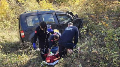 Tokat-Niksar karayolunda hafif ticari aracın uçuruma yuvarlandığı kazada 2 kişi