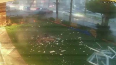 Antalya’da dün akşam saatlerinde yaşanan fırtınaya dayanamayarak yola uçan tonlarca