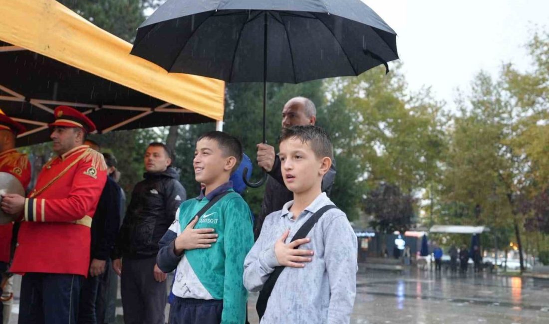 DÜZCE(İHA) – Düzce’de Cumhuriyet Bayramı çelenk sunma töreni sırasında yağan