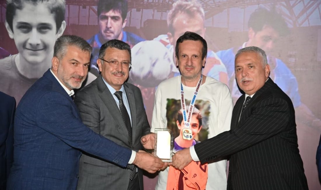 Trabzon Büyükşehir Belediyesi’nin ev sahipliğinde düzenlenen “Efsanelerle Yeniden” futbol turnuvası,