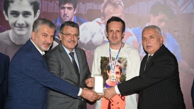 Trabzon Büyükşehir Belediyesi’nin ev sahipliğinde düzenlenen “Efsanelerle Yeniden” futbol turnuvası,