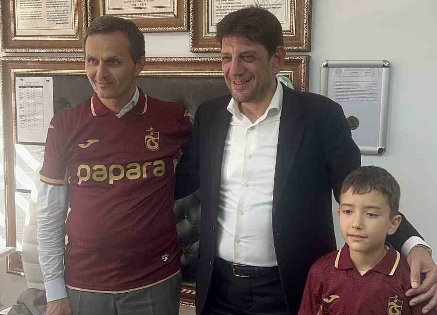 Trabzonlular Federasyonu Başkanı İsmail Turgut Öksüz ve Üni TS ekibi,