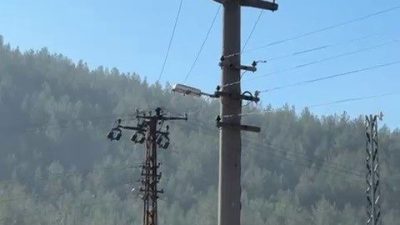 Karabük’te oto sanayisinde yazılan trafik cezasına öfkelenen kamyonet sürücüsü, elektrik