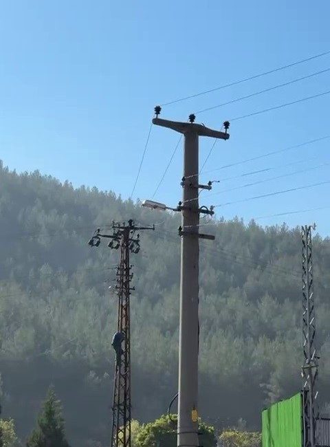 Karabük’te oto sanayisinde yazılan trafik cezasına öfkelenen kamyonet sürücüsü, elektrik