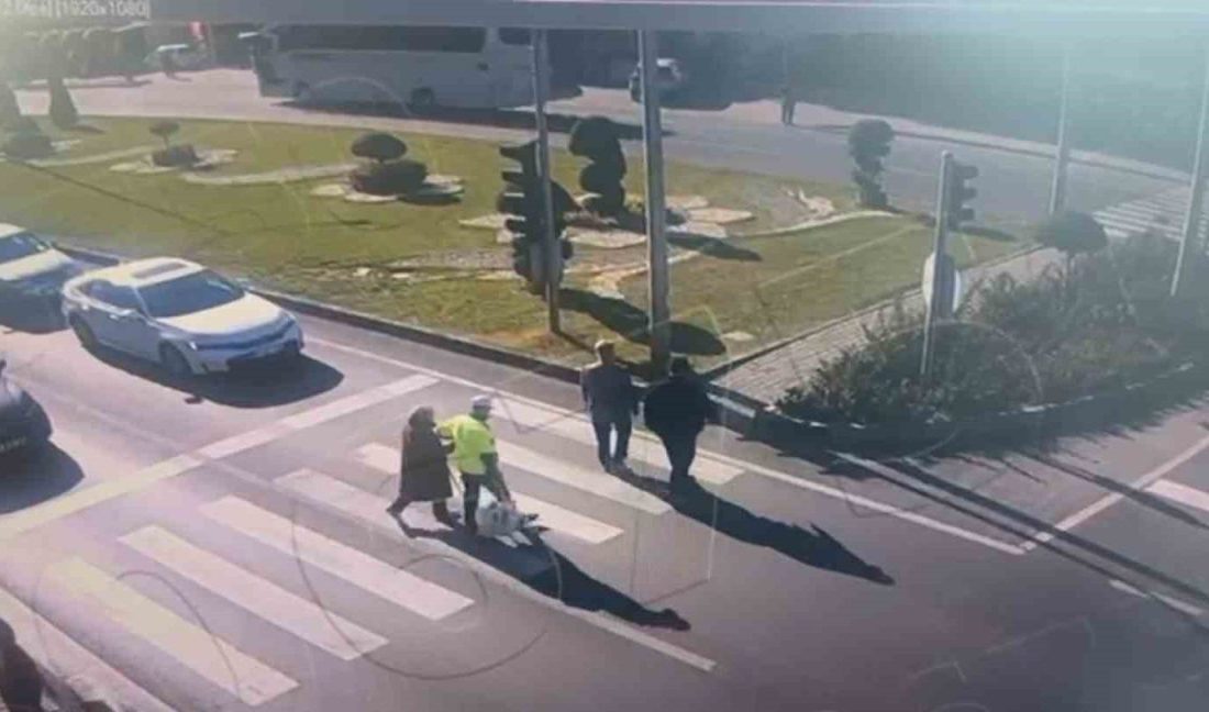 Nevşehir’de bir trafik polisi, yolun karşısına geçmeye çalışan yaşlı kadını