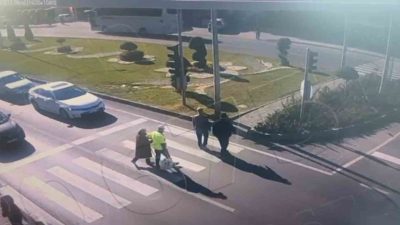 Nevşehir’de bir trafik polisi, yolun karşısına geçmeye çalışan yaşlı kadını