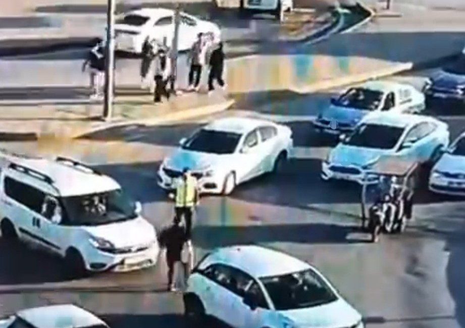 Trafikte polise sopayla saldıran şahıs tutuklandı Kahramanmaraş’ta kendisini durdurmak isteyen polise sopayla saldıran şahıs tutuklandı. O