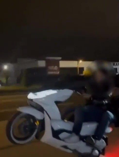 DÜZCE(İHA) – Düzce’de trafikte tehlikeli hareketler yapan 2 motosiklet sürücüsü