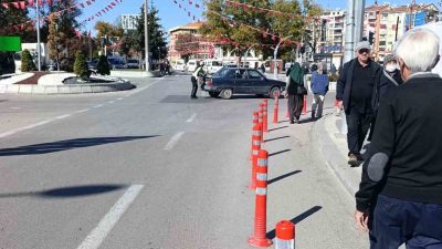 Afyonkarahisar’da kadın trafik polisinin yolda aniden stop eden otomobili tek