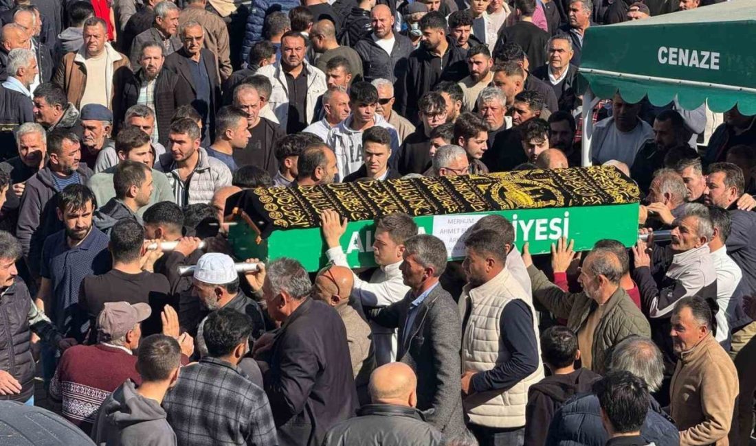 Çorum’un Alaca ilçesinde tamir ettiği traktörün kabini ile demir arasında