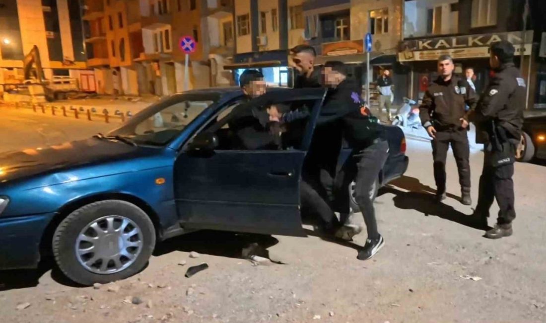 Tükürük yüzünden kavga çıktı, alkollü şahsı yakınları bile sakinleştiremedi Aksaray’da yere tükürme yüzünden çıkan kavgada alkollü şahıs, vatandaşlara saldırdı.