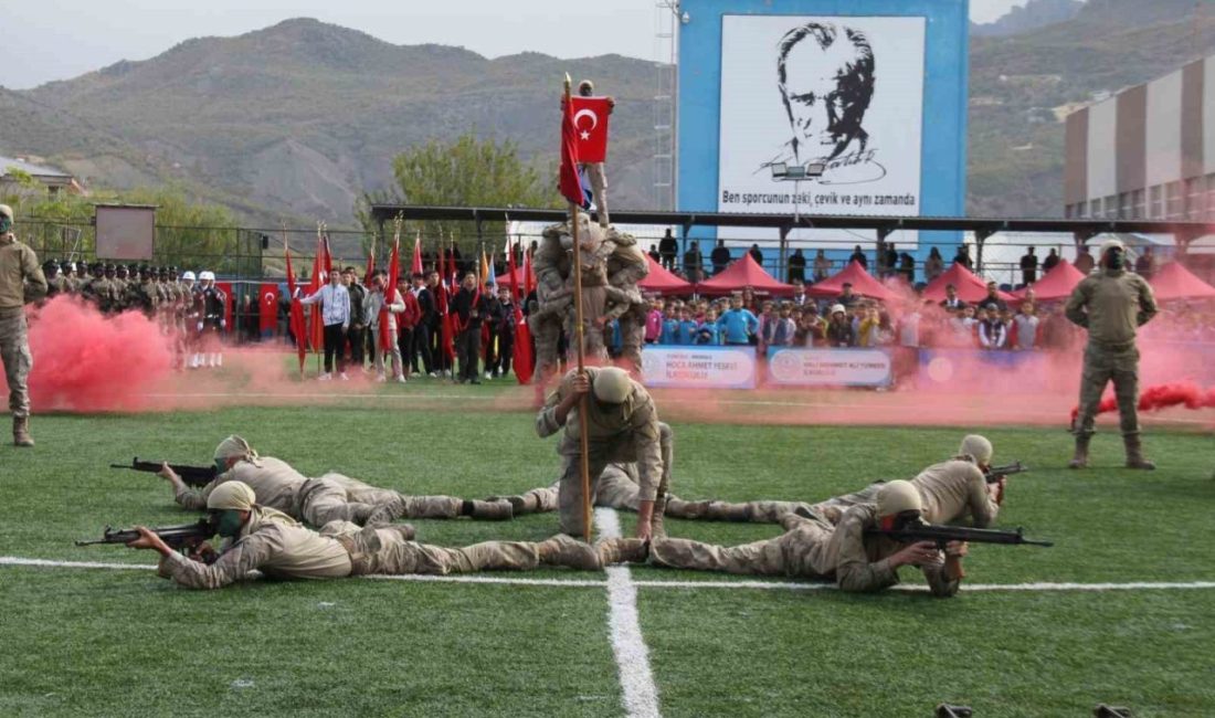 Tunceli’de Cumhuriyet Bayramı büyük bir coşkuyla kutlandı. Kutlama programı Vali