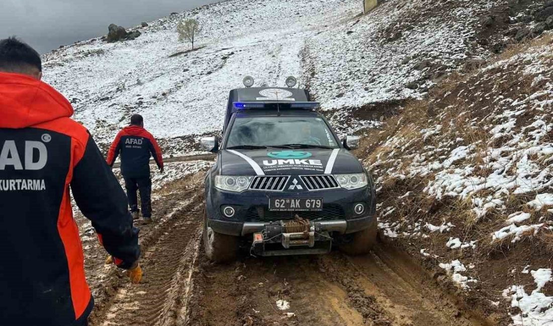 Tunceli’de ekipler hastalanan kadın için seferber oldu Tunceli’de etkisini sürdüren yağış nedeniyle ulaşımın güçlükle sağlandığı köyde hastalanan