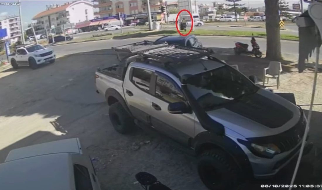 Antalya’nın Manavgat ilçesinde sürücüsünün direksiyon hakimiyetini kaybettiği tur minibüsü refüjdeki