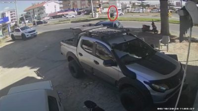 Antalya’nın Manavgat ilçesinde sürücüsünün direksiyon hakimiyetini kaybettiği tur minibüsü refüjdeki