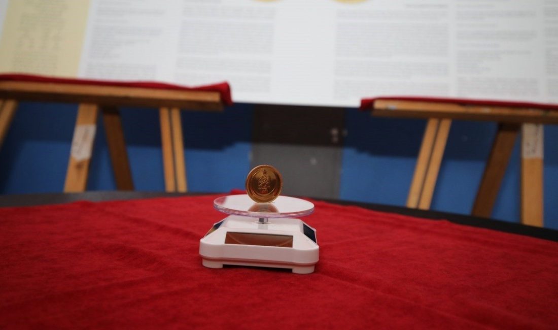 Akdeniz Üniversitesi Hastanesi’nde Türkiye Cumhuriyeti’nin ilk altın parası ve beraberindeki