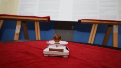 Akdeniz Üniversitesi Hastanesi’nde Türkiye Cumhuriyeti’nin ilk altın parası ve beraberindeki