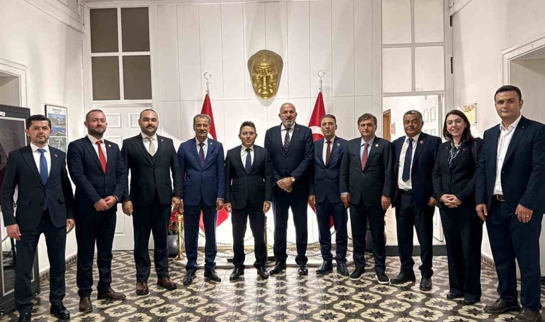 Türkiye Muhtarlar Konfederasyonu Genel Başkanı Kadir Delibalta ile federasyon yönetimi,