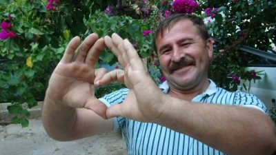 Antalya Havalimanı’nda bagaj yüklemesi sırasında sempatik tavırlarıyla dikkat çeken apron