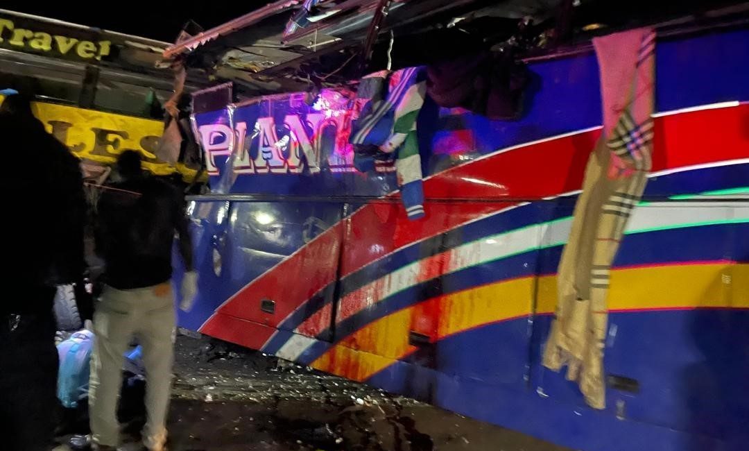 Uganda’da başkent Kampala ile Gula kentleri arasındaki otoyolda iki otobüsün