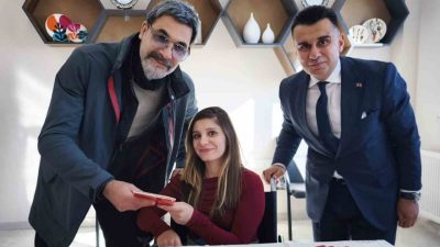 Sanatçı Uğur Işılak, Erzurum Engelsiz Yaşam Merkezi’ni ziyaret ederek özel