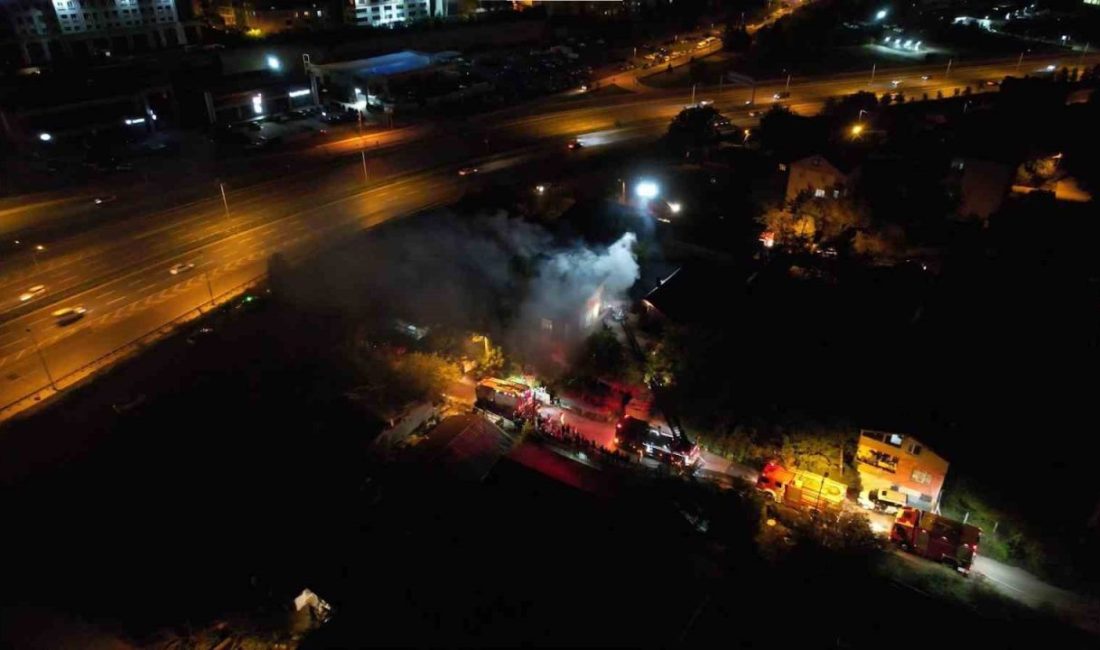 Ümraniye’de korkutan çatı yangını İstanbul’un Ümraniye ilçesinde bir binada gece saatlerinde çıkan yangın paniğe