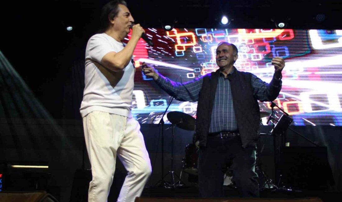 Amasya’da hayranlarıyla buluşan ünlü şarkıcı Çelik, konser öncesi kendisine çay