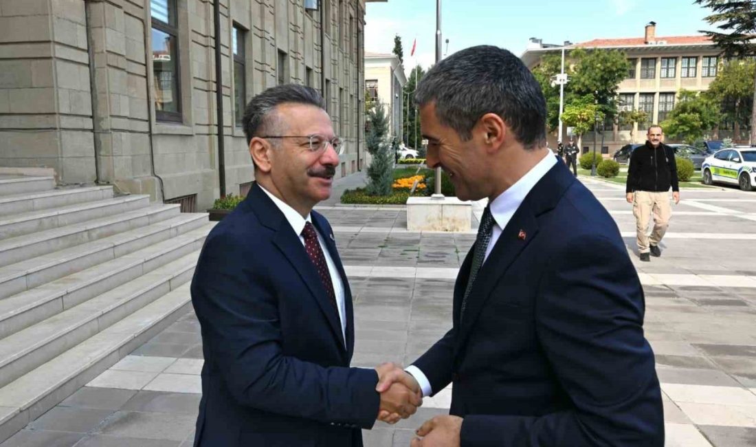 Uşak Valisi’nden Eskişehir Valiliği’ne ziyaret Uşak Valisi Dr. Naci Aktaş, Vali Hüseyin Aksoy’u makamında ziyaret