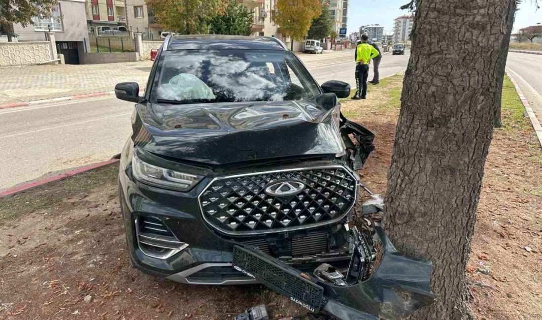 Uşak’ta bir aracın refüjde bulunan ağaca çarpması sonucu 2 kişi