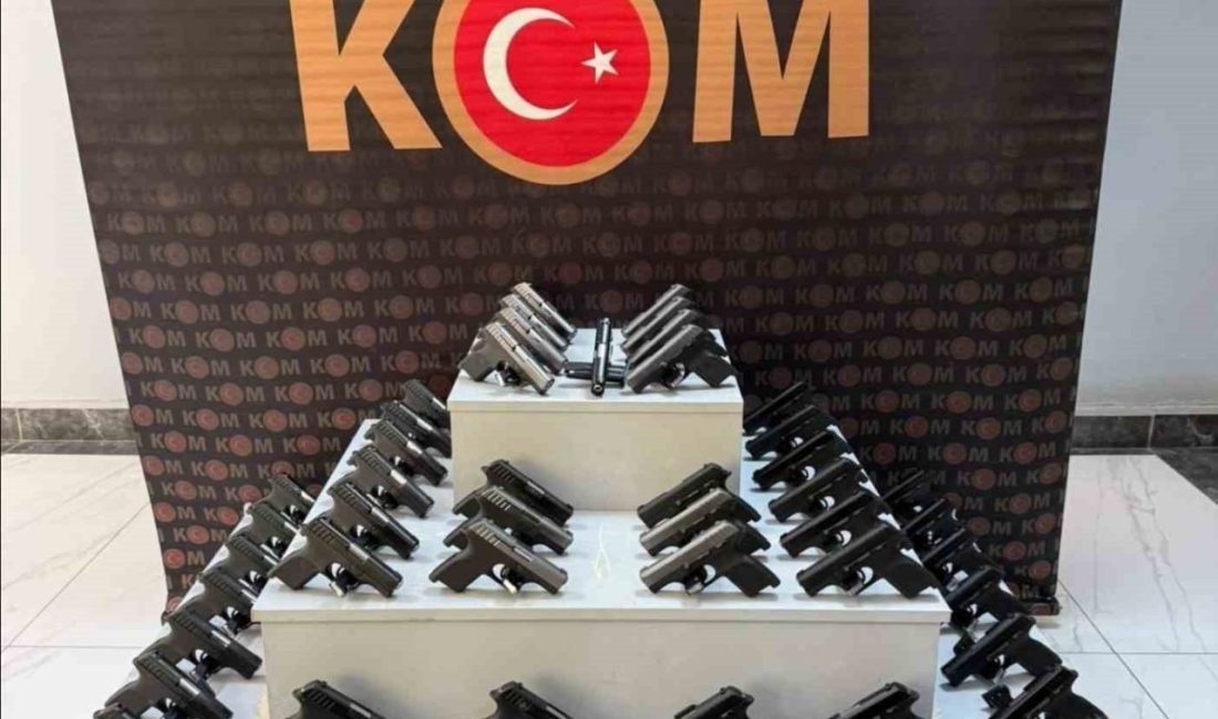 Uşak’ta şehirler arası yolcu otobüsünde yapılan aramada valizlerde 55 ruhsatsız