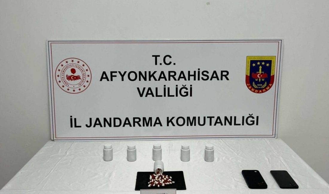 Afyonkarahisar’da 384 adet uyuşturucu hapla yakalanan 2 kişi sevk edildikleri