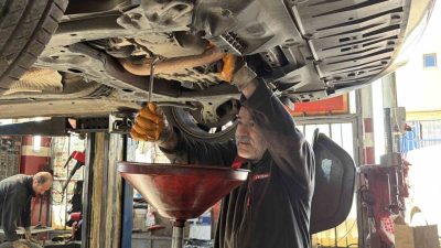 Araç bakım uzmanı, sürücüleri kış ayları öncesi uyararak, zorluk yaşamamaları